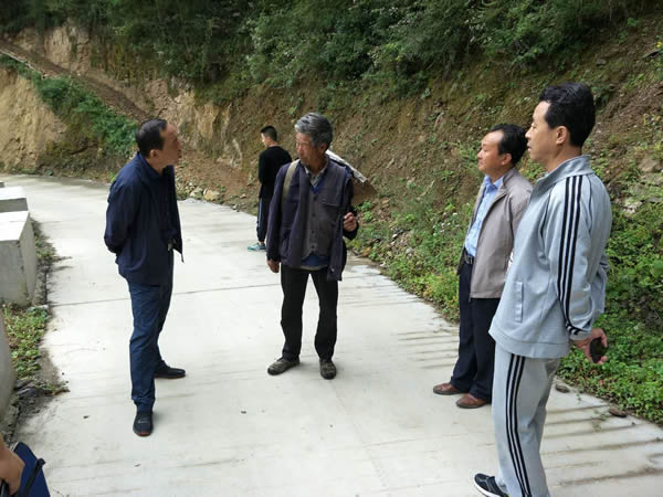 隴運集團公司黨委書記、董事長李寅祥同志深入琵琶鎮寧強村開展幫扶工作