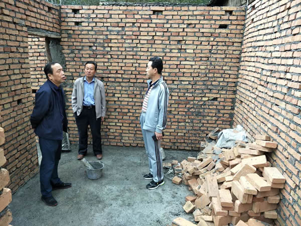 隴運集團公司黨委書記、董事長李寅祥同志深入琵琶鎮寧強村開展幫扶工作